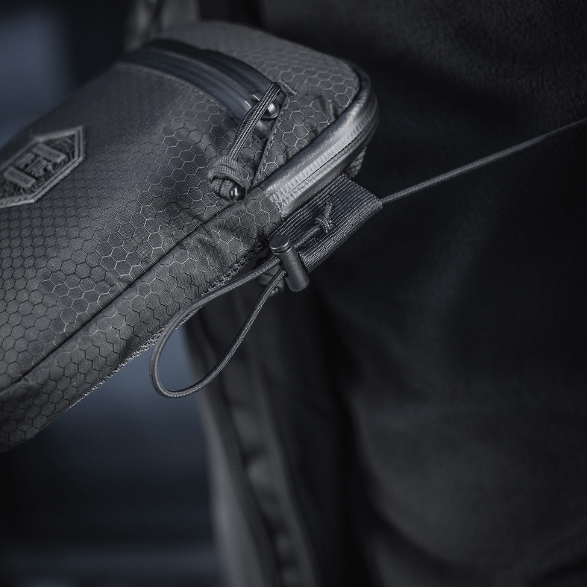 M‑Tac Pocket Bag Elite HEX, kompakt taske med slidstærkt materiale og YKK lynlåse, ideel til opbevaring af småting og EDC-udstyr.