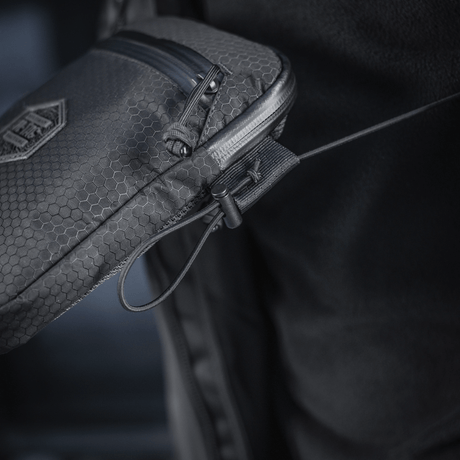 M–Tac Pocket Bag Elite HEX i slidstærkt materiale med YKK lynlåse, ideel til opbevaring af EDC-udstyr og småting, set i brug.