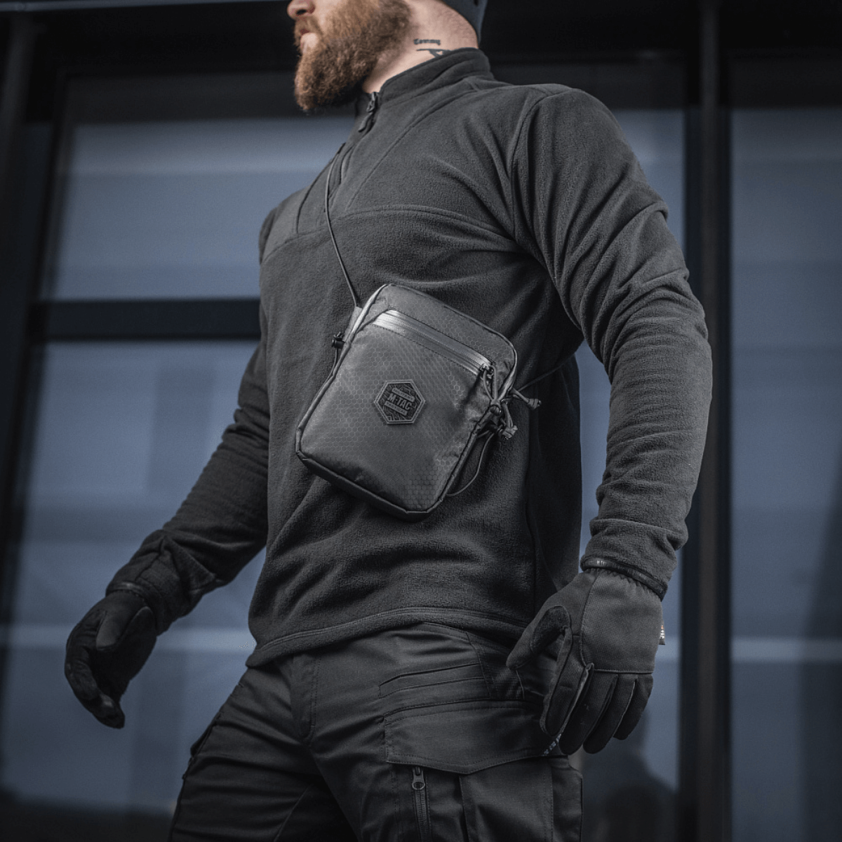 M-Tac Pocket Bag Elite HEX båret af en mand, ideel til kompakt opbevaring af EDC-udstyr med slidstærkt materiale og YKK lynlåse.