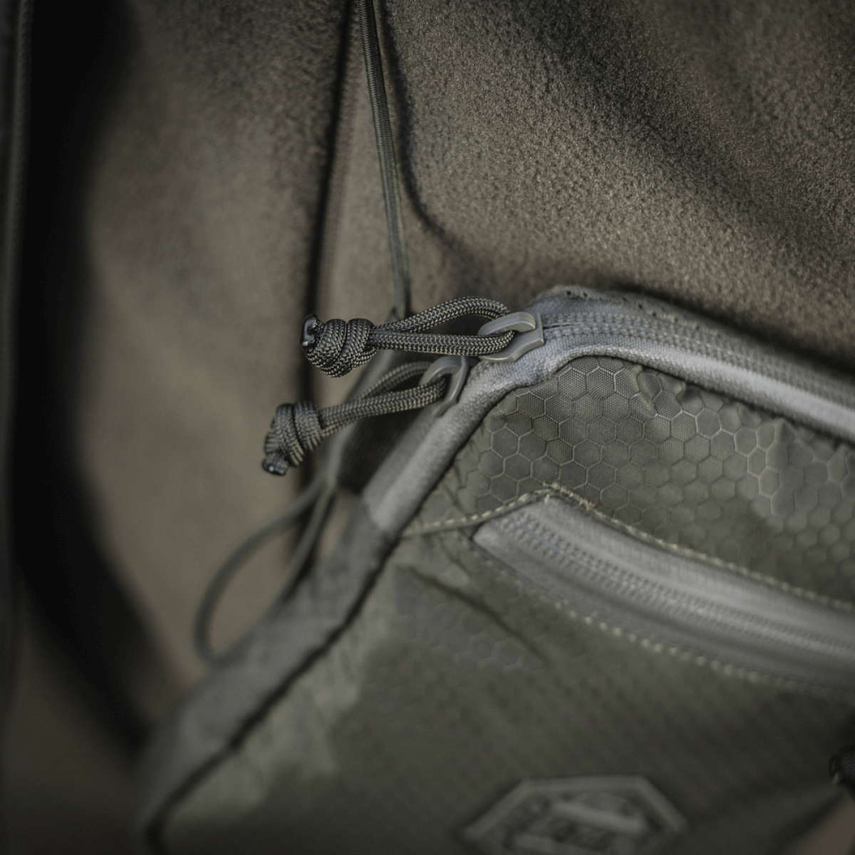 M‑Tac Pocket Bag Elite HEX med slidstærkt materiale og YKK lynlåse til opbevaring af EDC-udstyr og småting.