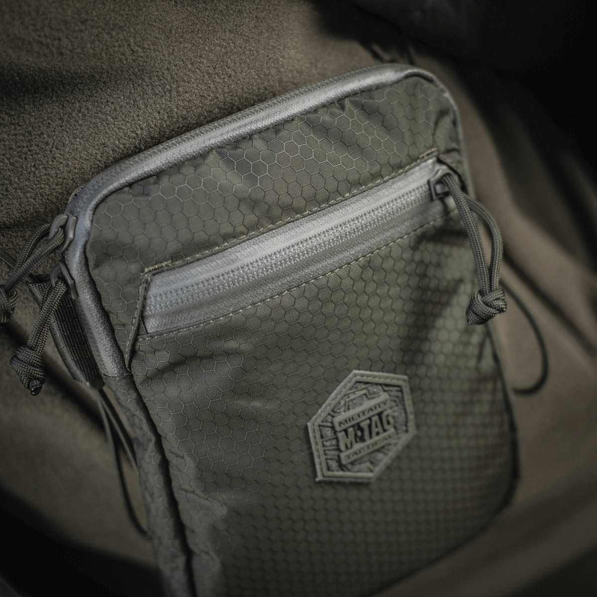 M‑Tac Pocket Bag Elite HEX i slidstærkt materiale med YKK lynlåse, perfekt til EDC-udstyr og daglig brug, kompakt og robust taske.