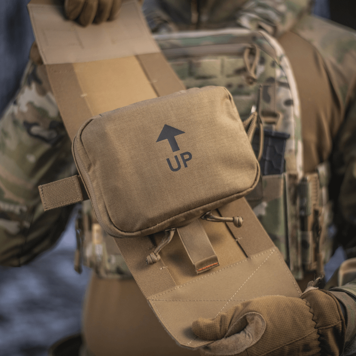 M-Tac Horisontal Medic Lomme Large Elite taktisk førstehjælpstaske i holdbart Cordura 500D materiale, fastgjort til udstyr.