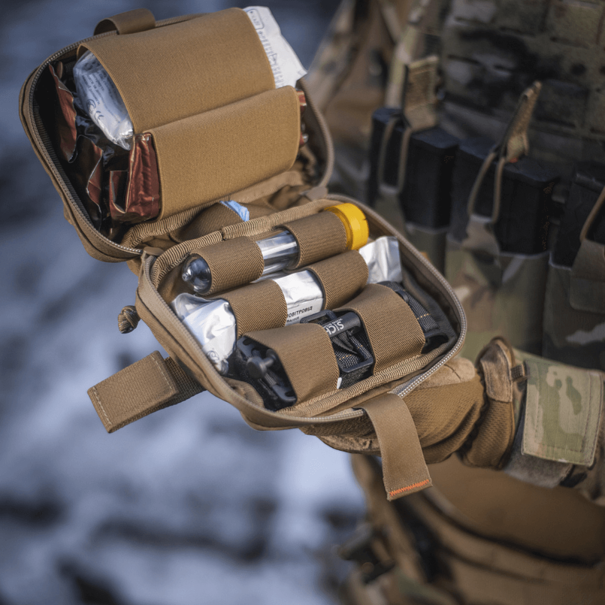 M-Tac Horisontal Medic Lomme Large Elite i brug under felttest, viser indhold af IFAK i slidstærk Cordura 500D materiale.