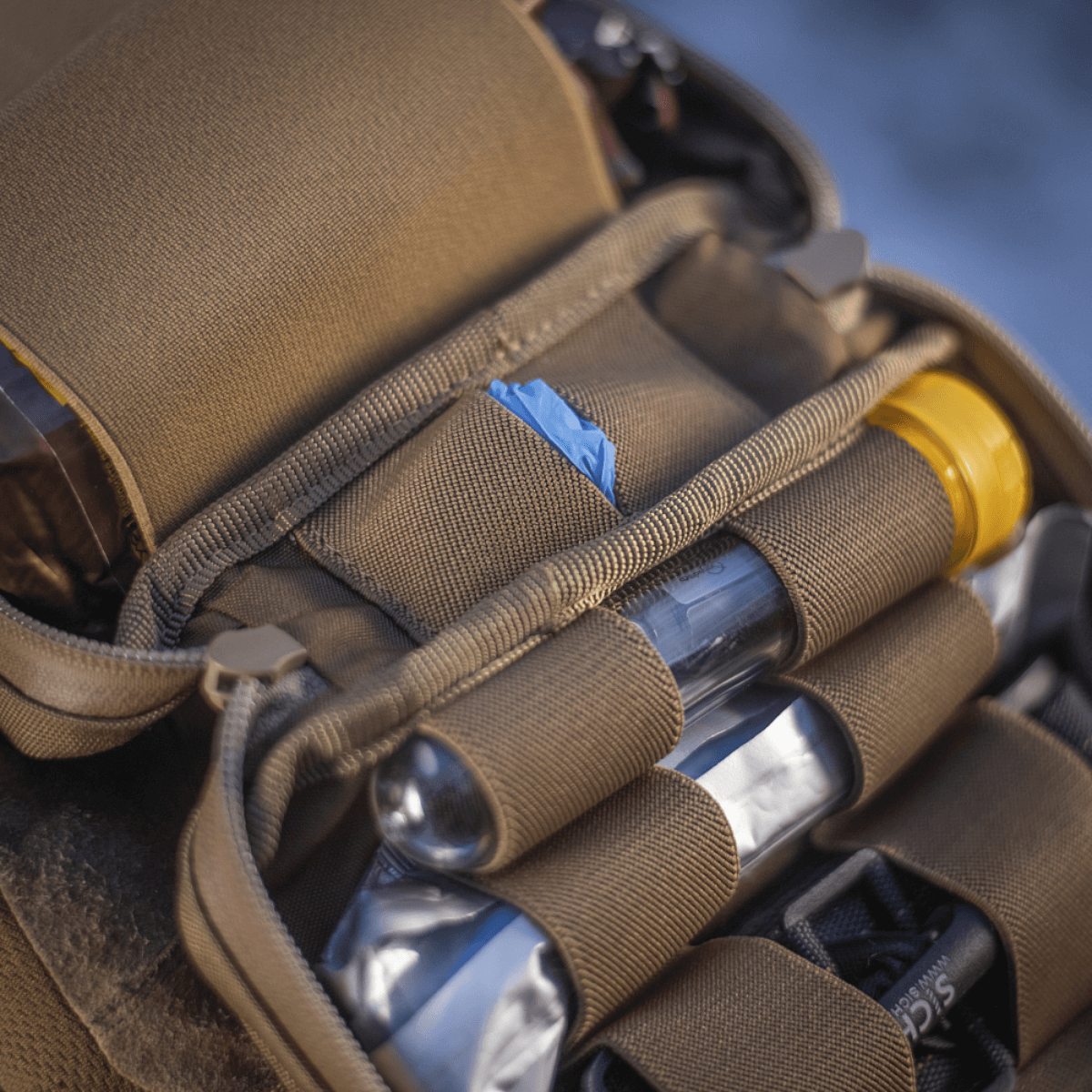 Detaljeret visning af M-Tac Horisontal Medic Lomme Large Elite med IFAK organizer lavet af slidstærk Cordura 500D. Ideel til førstehjælp.