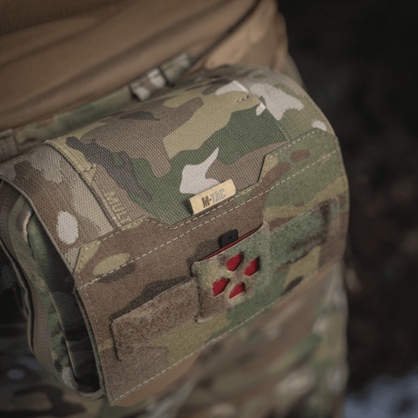 M-Tac Horisontal Medic Lomme Large Elite i multicam med NIJ-certificering vist i galleri position 1, monteret på taktisk udstyr.