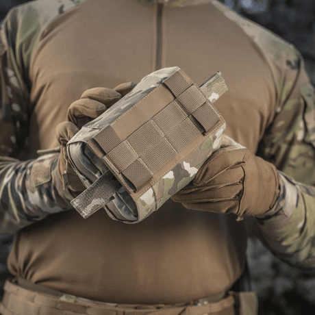 M-Tac Horisontal Medic Lomme Large Elite i multicam med NIJ-certificering vist i galleri position 1, håndholdt med taktisk beklædning.