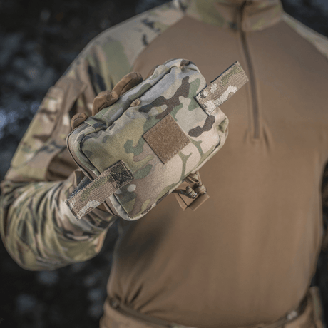 M-Tac Horisontal Medic Lomme Large Elite i multicam materiale med NIJ-certificering, vist i galleri position 1, håndholdt i taktisk beklædning.