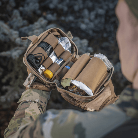 M-Tac Horisontal Medic Lomme Large Elite i multicam, NIJ-certificeret, vist i galleri position 1, åben med organiserede førstehjælpsudstyr i indvendig organizer.