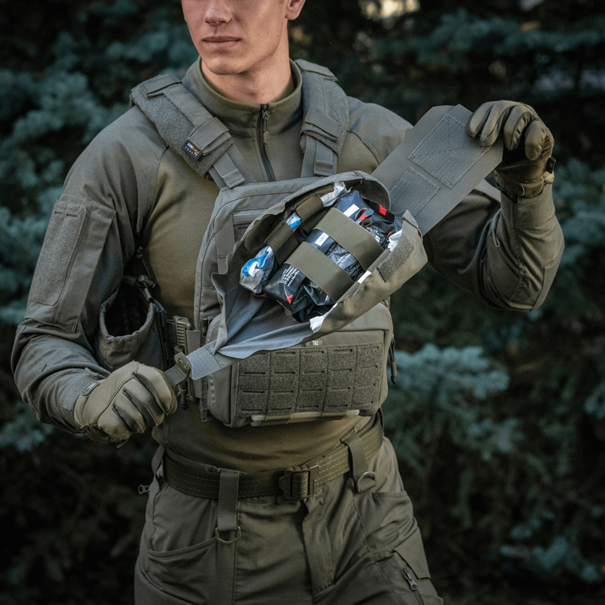 M‑Tac Medic Pouch Vertical Large Elite i brug på taktisk veste i skovmiljø