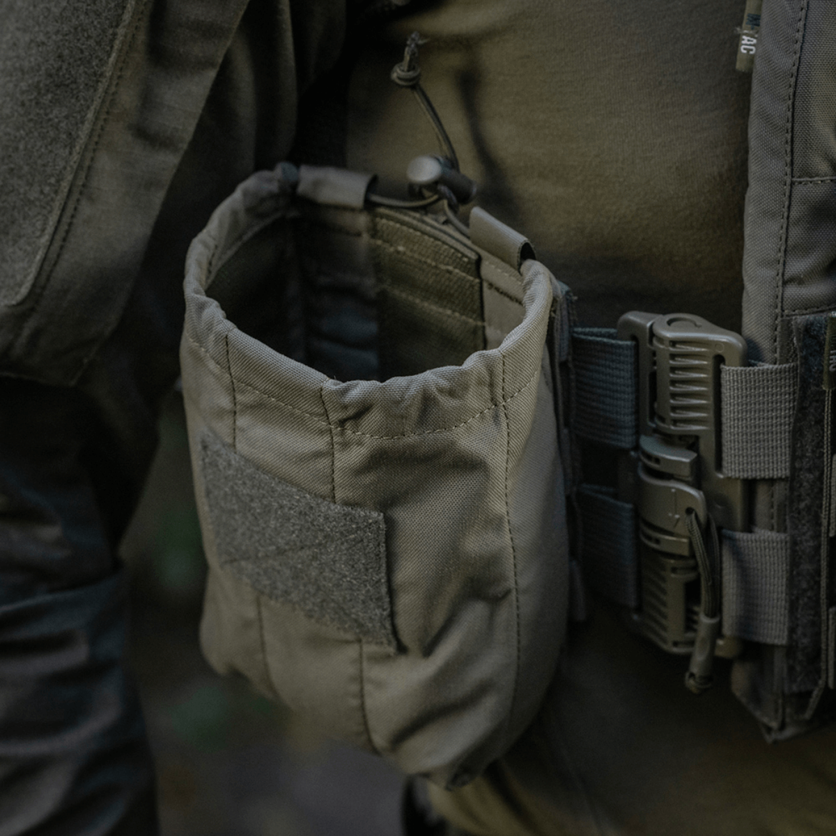 M‑Tac Medic Pouch Vertical Large Elite fastgjort til taktisk vest for nem adgang til førstehjælpsudstyr i robust Cordura materiale.