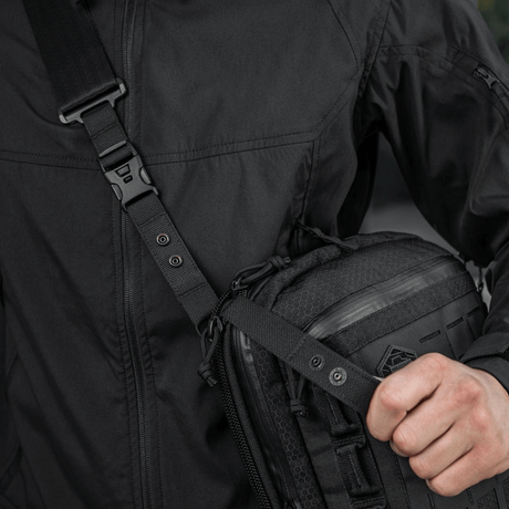 M-Tac Tablet Bag Laser Cut Hex bæres af person, viser Cordura-materiale og Laser Cut MOLLE-design, velegnet til EDC, dokumenter og tablet.