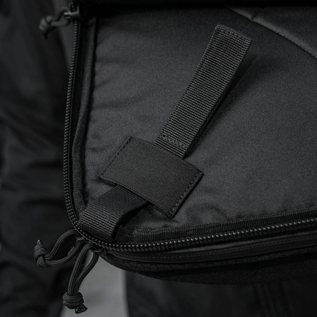 Detalje af M-Tac Tablet Bag Laser Cut Hex med lynlås og håndtag, fremstillet i Cordura-stof.