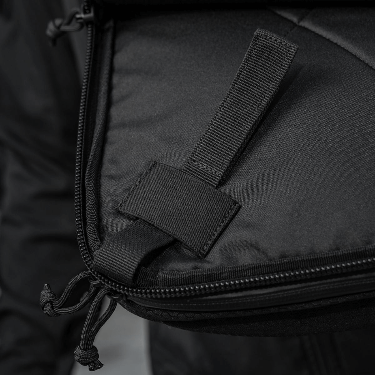 Indvendig detalje af M-Tac Tablet Bag Laser Cut Hex med hurtig adgangsrem og robust YKK lynlås.