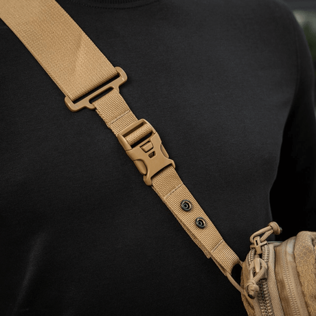 Nærbillede af M-Tac Tablet Bag Laser Cut Hex med justerbar rem og solid spænde, hurtig adgang til indhold, fremstillet i robust Cordura-stof.