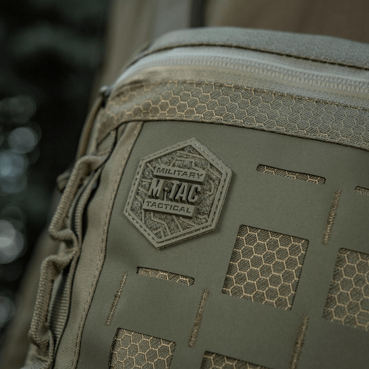M-Tac Tablet Bag Laser Cut Hex i Cordura med Laser Cut MOLLE-paneler og YKK hardware til EDC og skjult opbevaring.