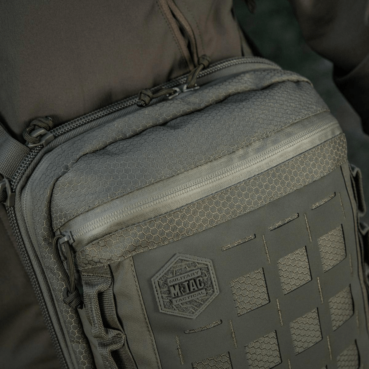 M-Tac Tablet Bag Laser Cut Hex i holdbart Cordura med Laser Cut MOLLE design og hurtig adgangsrum til tablet og dokumenter.
