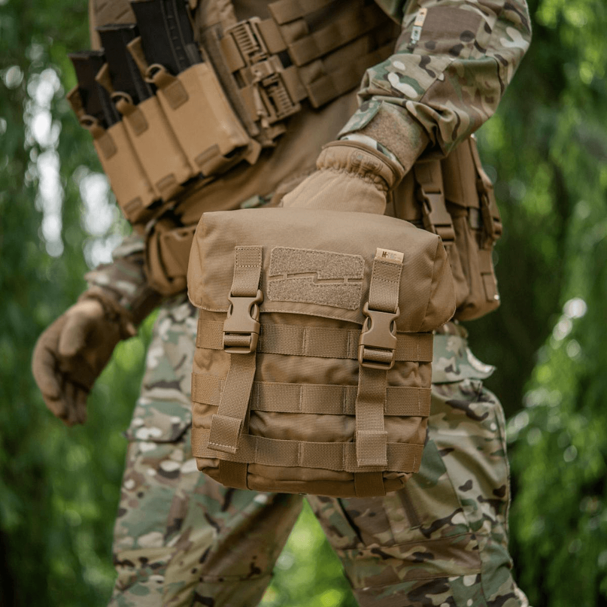 M-Tac Sukharka Gen.3 Pouch monteret på militærudstyr, robust Cordura 500D materiale med fastex-lukning og MOLLE-interface.