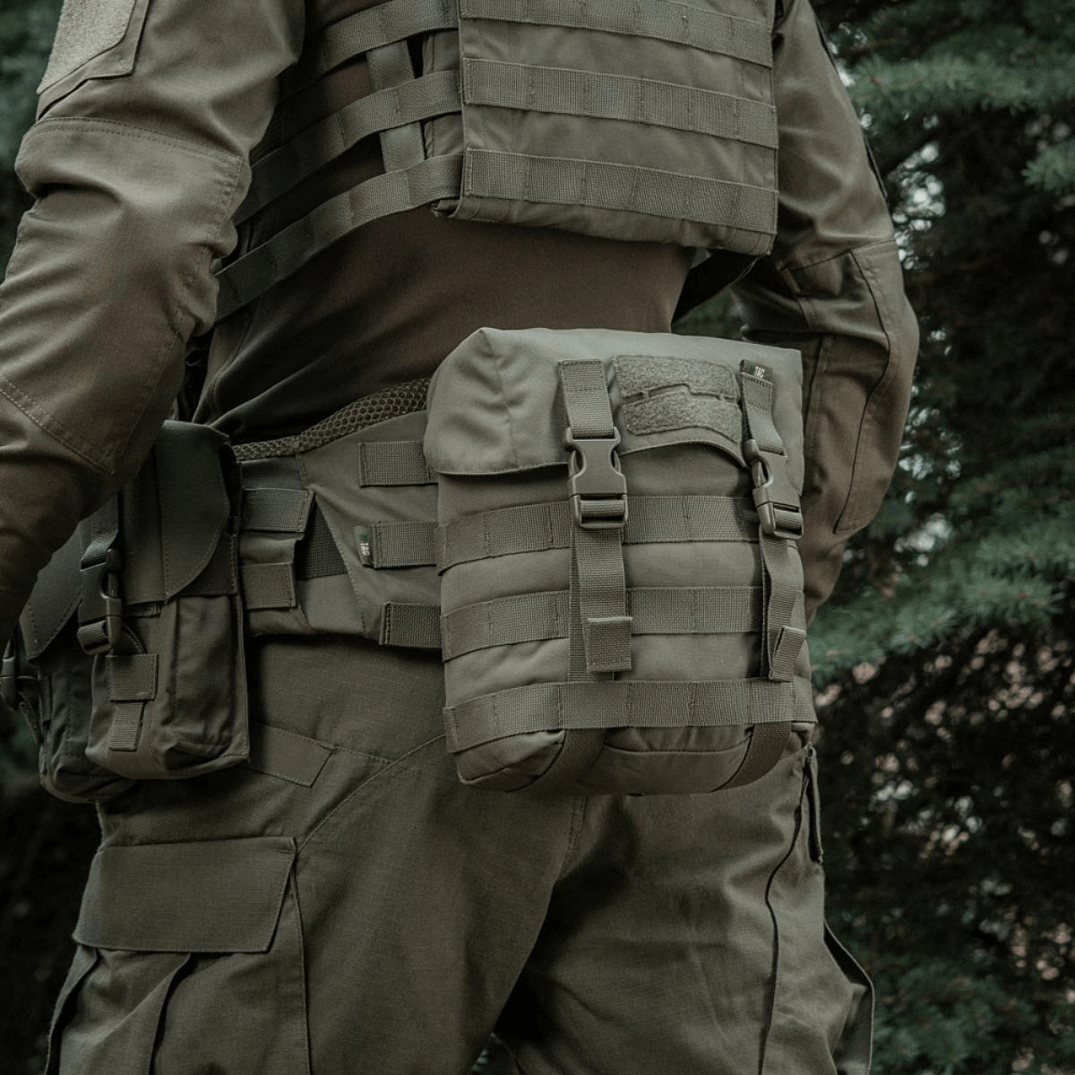 M-Tac Sukharka Gen.3 Pouch monteret på militær rygsæk via MOLLE-interface, fremstillet i robust Cordura 500D materiale.