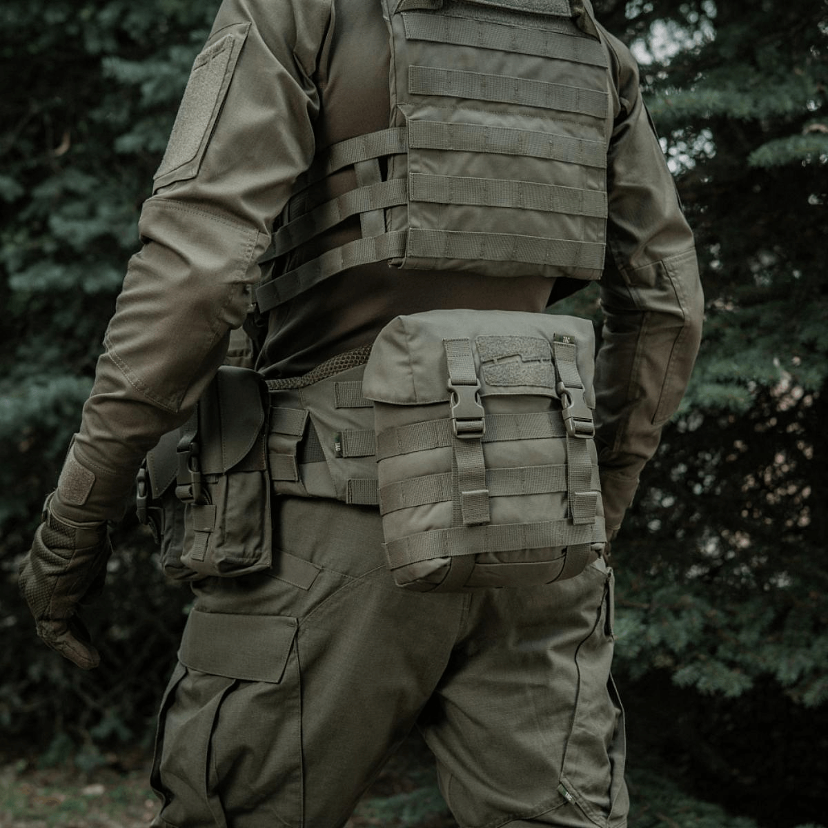 M-Tac Sukharka Gen.3 Pouch monteret på militær uniform, lavet af slidstærkt Cordura 500D med MOLLE-interface til udendørs brug.