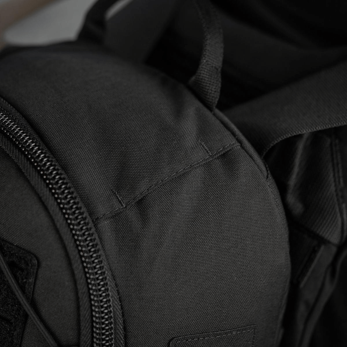 Nærbillede af M-Tac STURM Elite Rygsæk lavet af Cordura materiale med robust lynlås og holdbart design til taktisk brug.