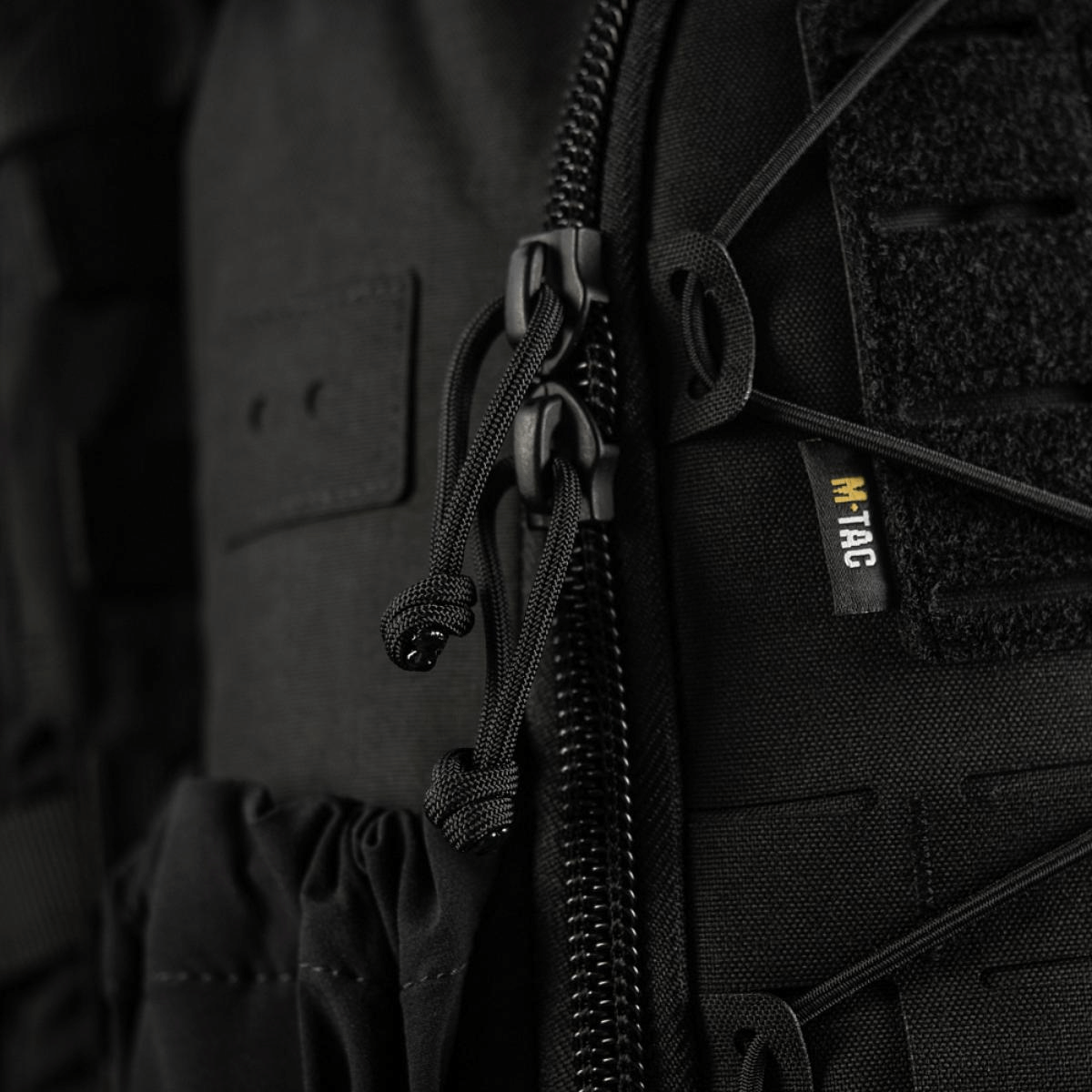 M-Tac STURM Elite Rygsæk med laser skåret MOLLE frontpanel, nærbillede af lynlås og detaljering, fremstillet af Cordura materiale.