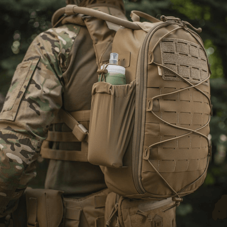 M-Tac STURM Elite Rygsæk i brug, viser MOLLE Laser Cut panel og sidelomme, perfekt til taktisk brug, lavet af holdbar Cordura materiale.