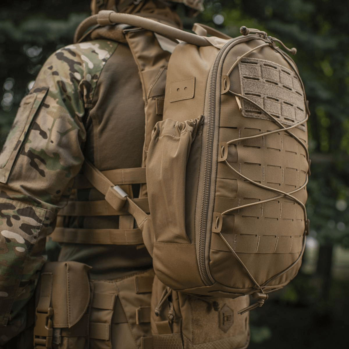 M-Tac STURM Elite Rygsæk i felten, taktisk 15L Cordura rygsæk med MOLLE Laser Cut frontpanel, set fra højre side.