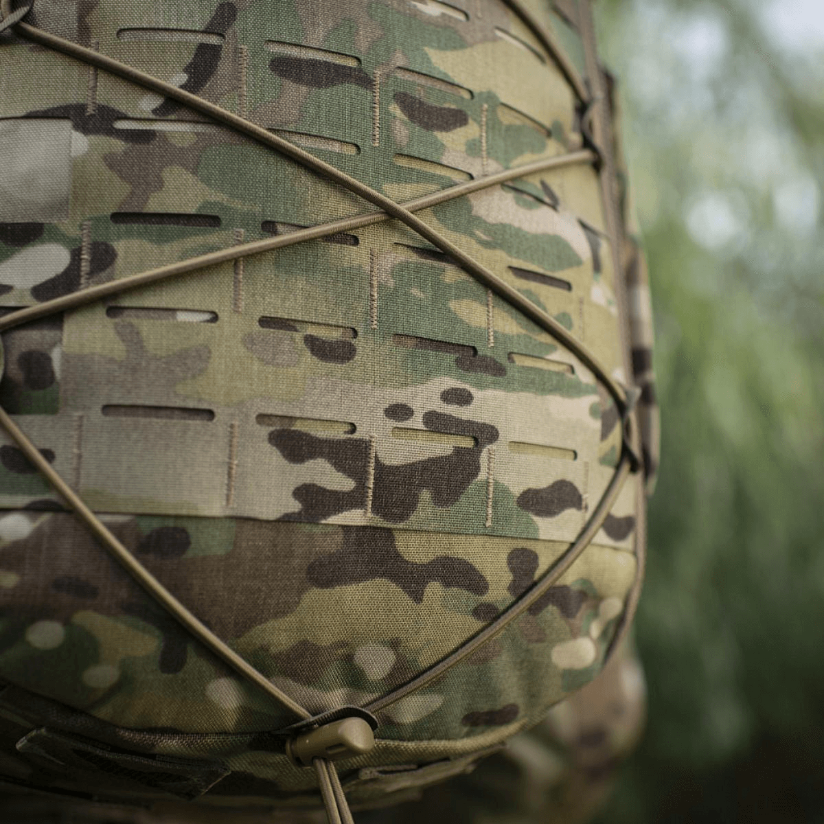 Taktisk taske med camouflage mønster set tæt på, perfekt til udendørs aktiviteter og eventyr.