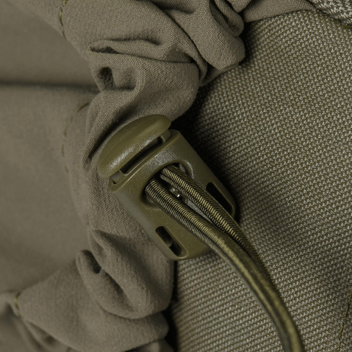 Grønt spænde på en vandrerygsæk med snøre i nærbillede.