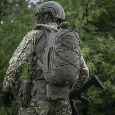 M-Tac STURM Elite Rygsæk med MOLLE Laser Cut panel i brug på soldat i camouflage udstyr, perfekt til taktisk brug i felten.