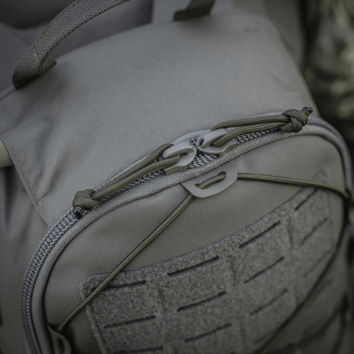 M-Tac STURM Elite Rygsæk med MOLLE Laser Cut frontpanel og YKK hardware, perfekt til feltture. Holdbar Cordura materiale.