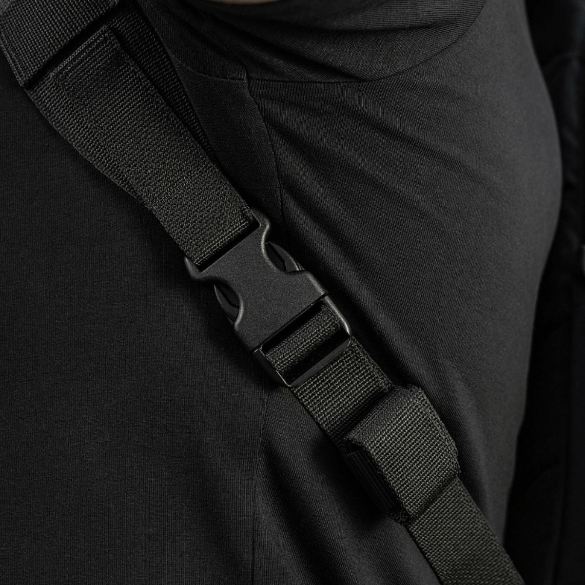 Nærbillede af M-Tac STURM Elite Rygsæk med robust strop og YKK spænde for sikker pasform.