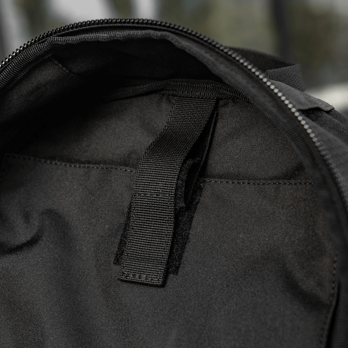 Indvendig visning af M-Tac STURM Elite Rygsæk viser rummeligt hovedrum designet til holdbarhed og alsidighed i taktiske situationer.