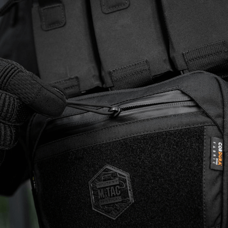 M-Tac Large Elite Gen.II Skuldertaske i slidstærkt Cordura 500D med YKK-lynlåse, set med detalje af velcro-panel og logo.