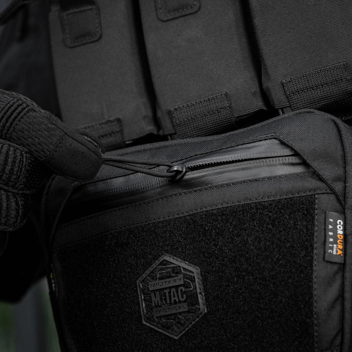 M-Tac Large Elite Gen.II Skuldertaske i Cordura 500D med YKK lynlåse, vises med Velcro-panel og hexagon brandlogo