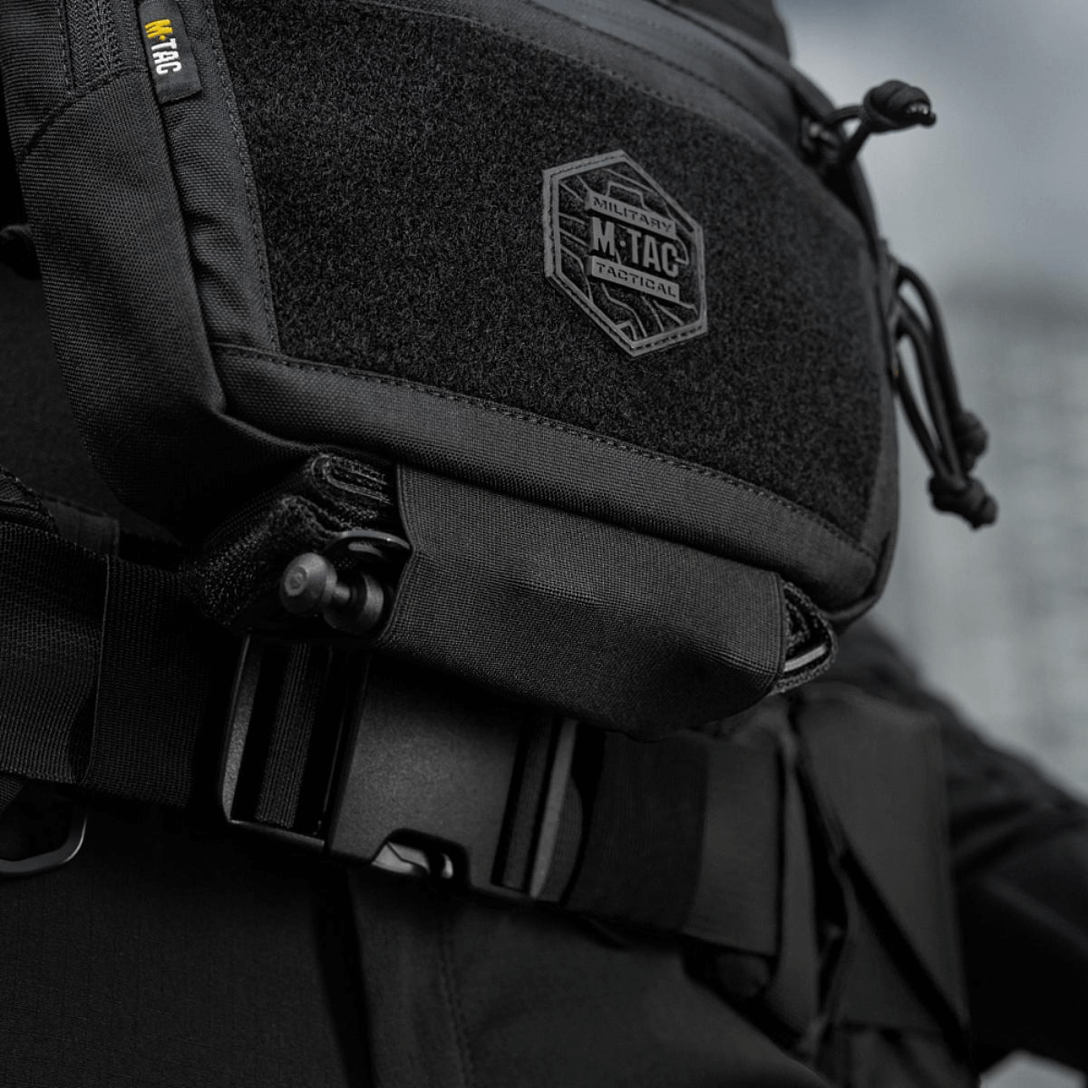 Detaljebillede af M-Tac Large Elite Gen.II Skuldertaske med YKK lynlås og velcro-panel i Cordura 500D, ideel til taktisk brug.