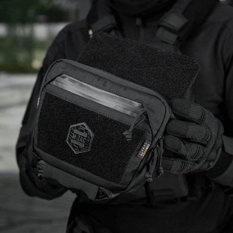 M-Tac Large Elite Gen.II Skuldertaske i sort med front Velcro-panel og brandlogo, ideel til taktisk og daglig brug.