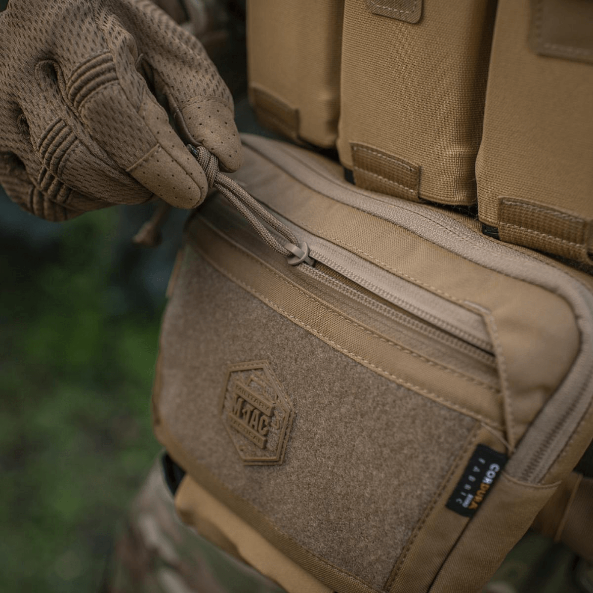 M-Tac Large Elite Gen.II Skuldertaske med holdbart Cordura 500D-materiale og YKK-lynlåse, ideel til taktisk brug og udstyrstransport.