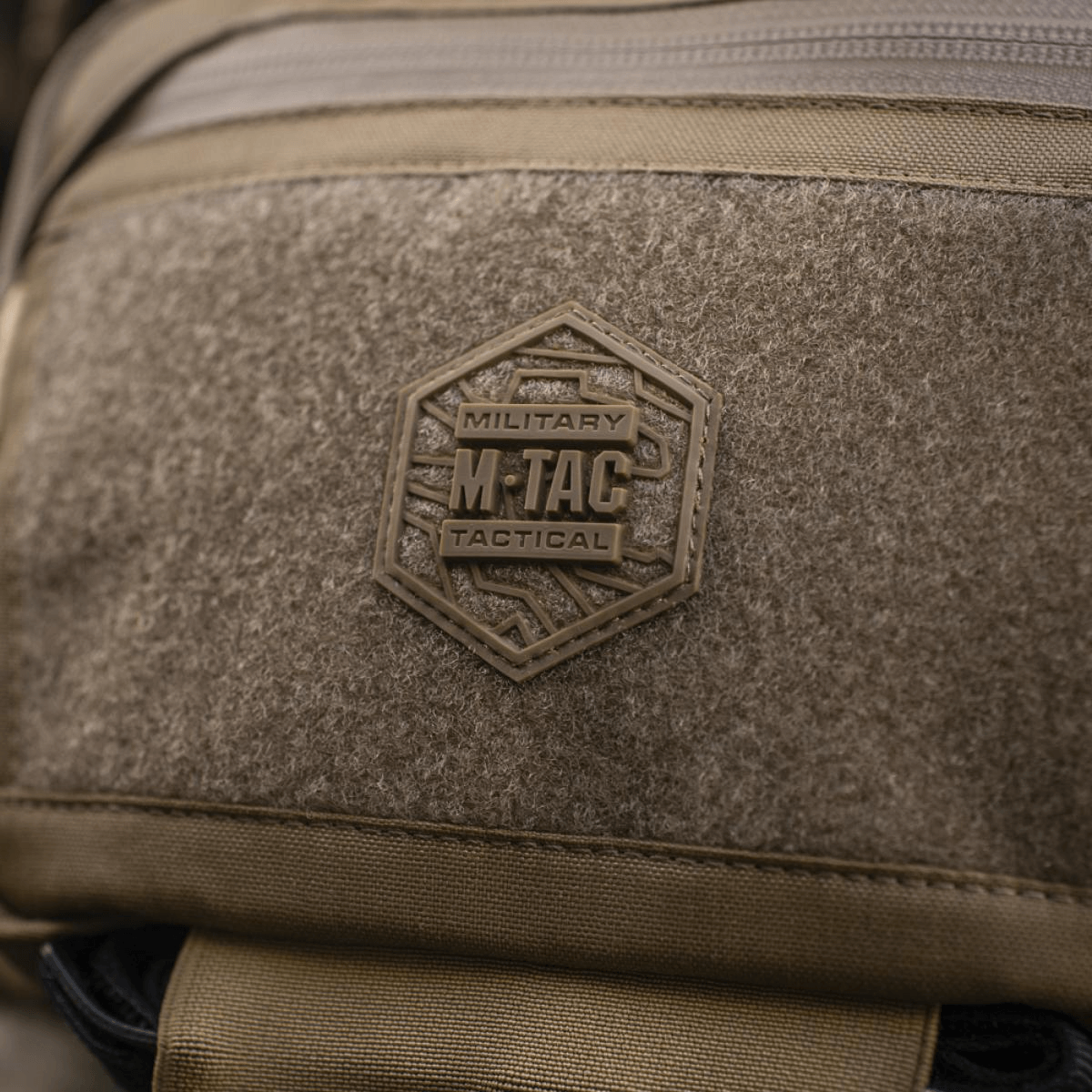 M-Tac Large Elite Gen.II Skuldertaske med brandlogo på front Velcro-panel, fremhæver taktisk design og holdbarhed.