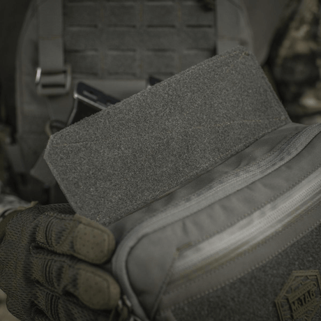M-Tac Large Elite Gen.II Skuldertaske med velcro-panel og robust Cordura 500D materiale til taktisk udstyrsopbevaring.