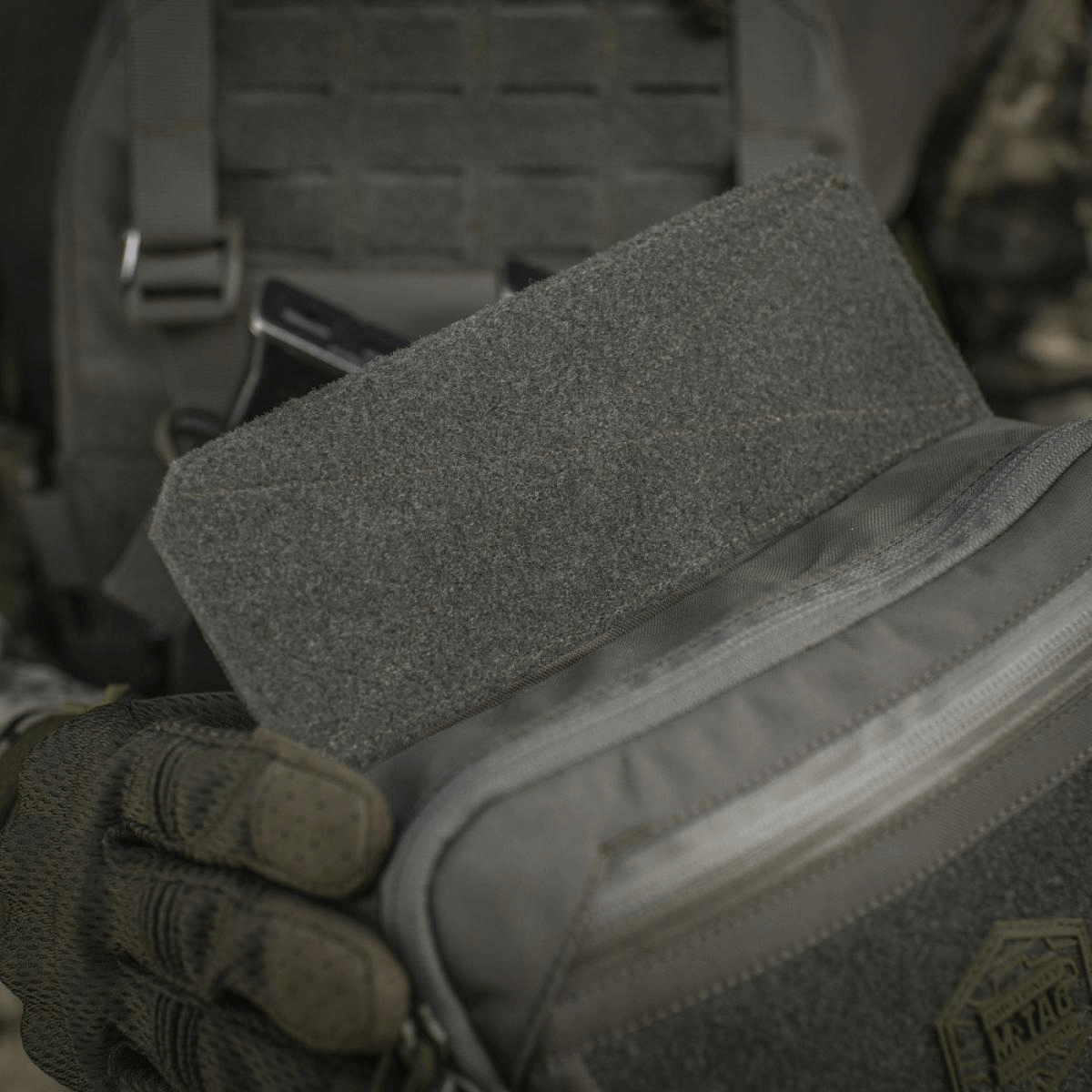 Billede af M-Tac Large Elite Gen.II Skuldertaske med taktiske rum og robuste YKK lynlåse, lavet af slidstærk Cordura 500D.