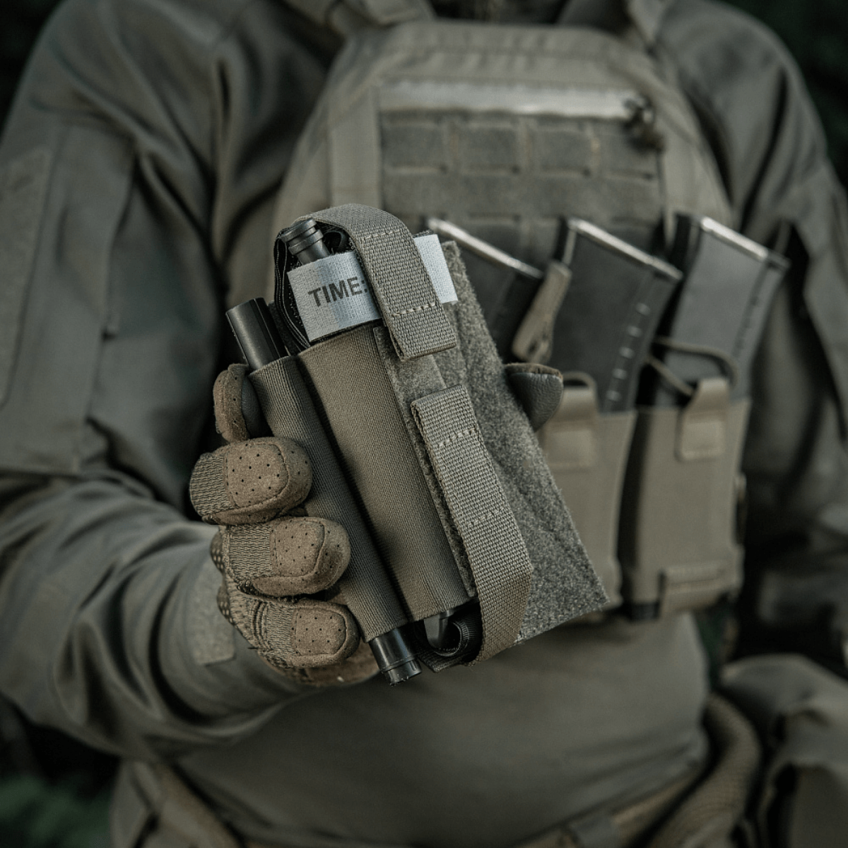 Taktisk udstyr med M‑Tac Tourniquet Pouch Elastic Gen.5, holder tourniquet sikkert på plads.