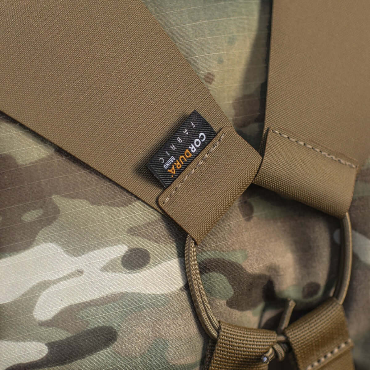 M-Tac Skulderstropper til taktisk bælte Laser Cut med MOLLE-interface, Cordura konstruktion og justerbare spænder, tæt op af camo stof.