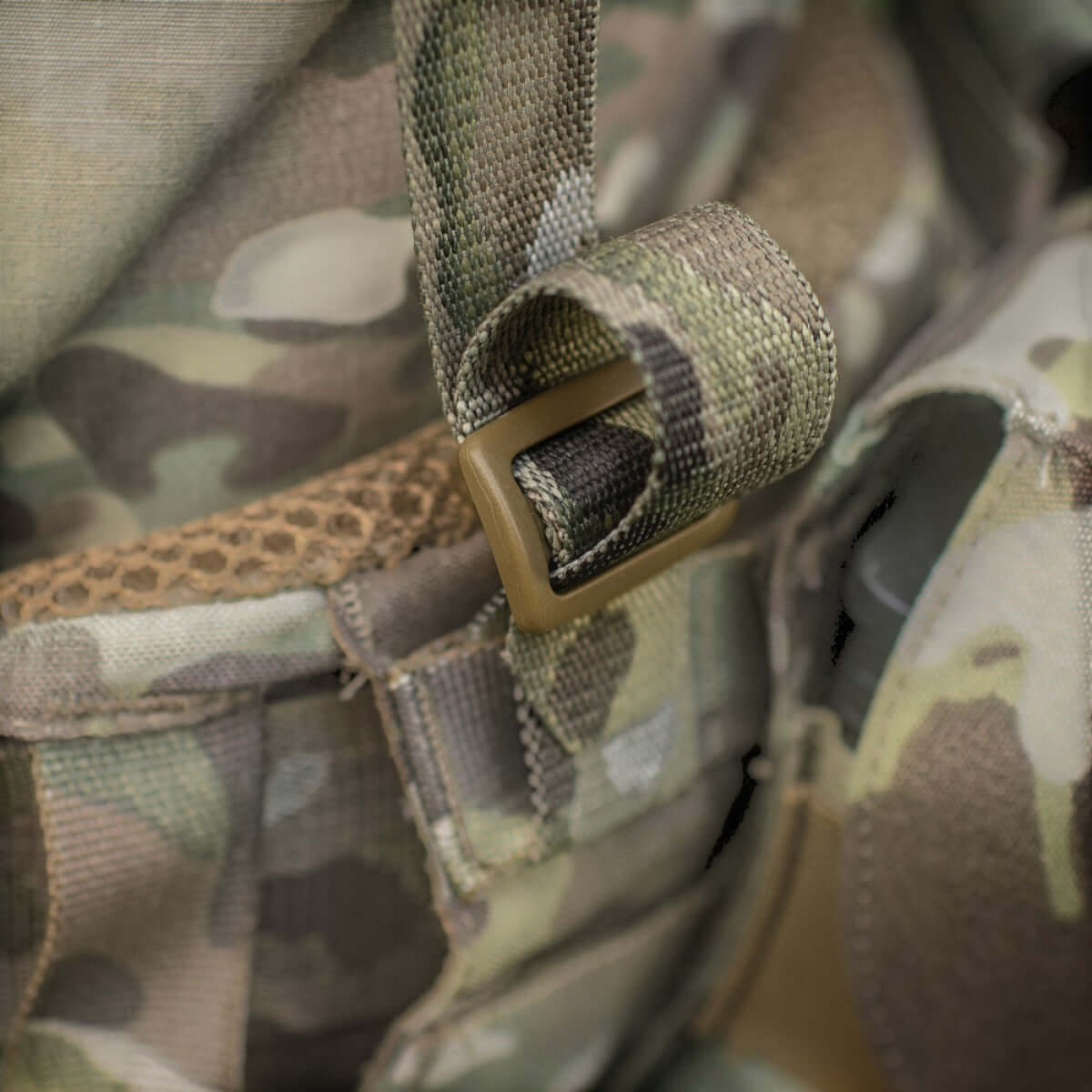 Nærbillede af justerbare M-Tac Skulderstropper til taktisk bælte Laser Cut i camouflagemønster og MOLLE-interface.