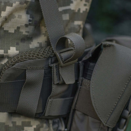M-Tac Skulderstropper til taktisk bælte Laser Cut i Cordura med NIJ-certificering, vist i galleri position 1 med tæt fokus på remjustering.