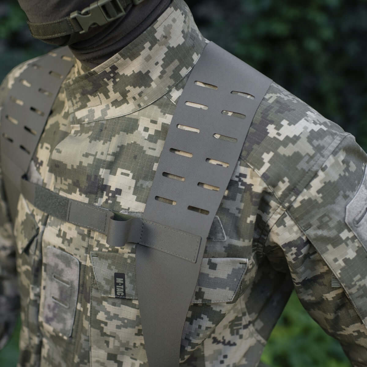 Person iført M-Tac Skulderstropper til taktisk bælte Laser Cut, fremstillet af Cordura Squadron med MOLLE-interface og justerbare spænder.