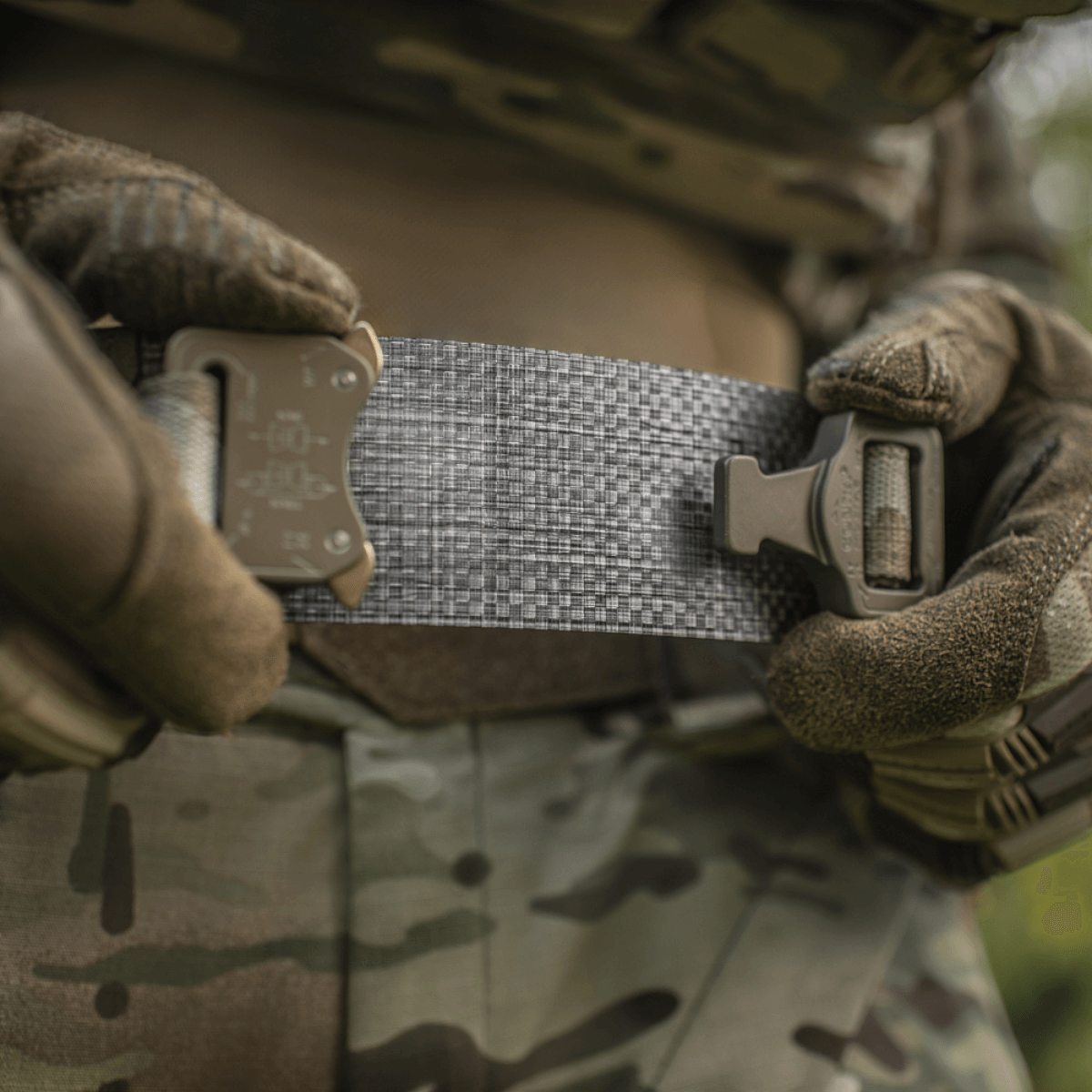 M-Tac Tiger Bælte Cobra Buckle i brug af militærpersonel med fastgjort udstyr, ideel til taktiske formål og MOLLE-kompatibelt tilbehør.