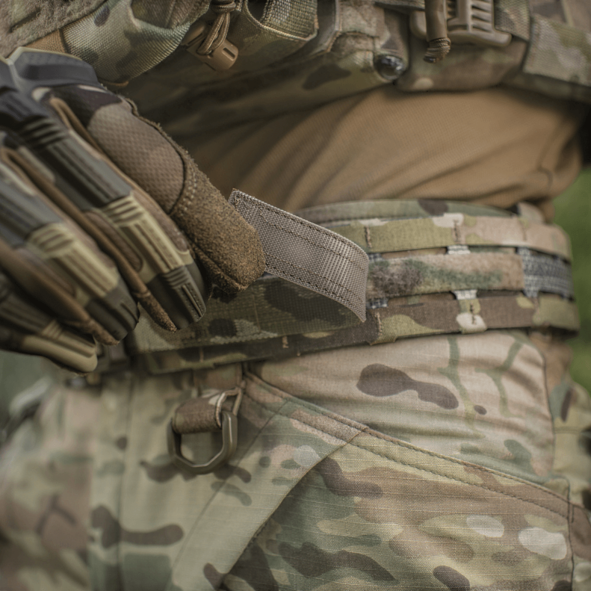 M-Tac Tiger Bælte Cobra Buckle monteret på taktisk camo pants med tilbehør og MOLLE-udstyr, designet til militær og taktisk brug.