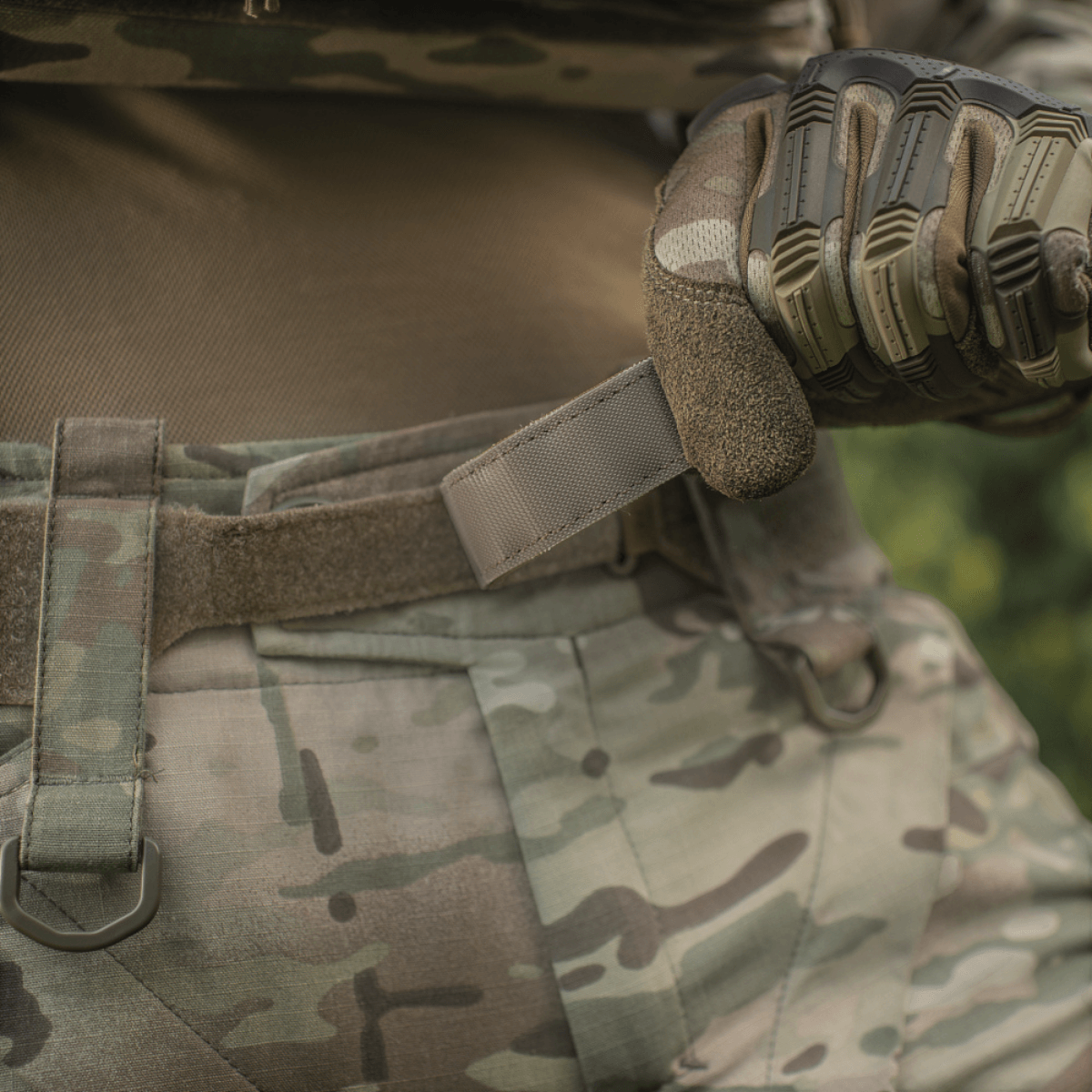 Nærbillede af M-Tac Tiger Bælte Cobra Buckle i brug, ideelt til taktisk udstyr og opbevaring til militær og politifolk.