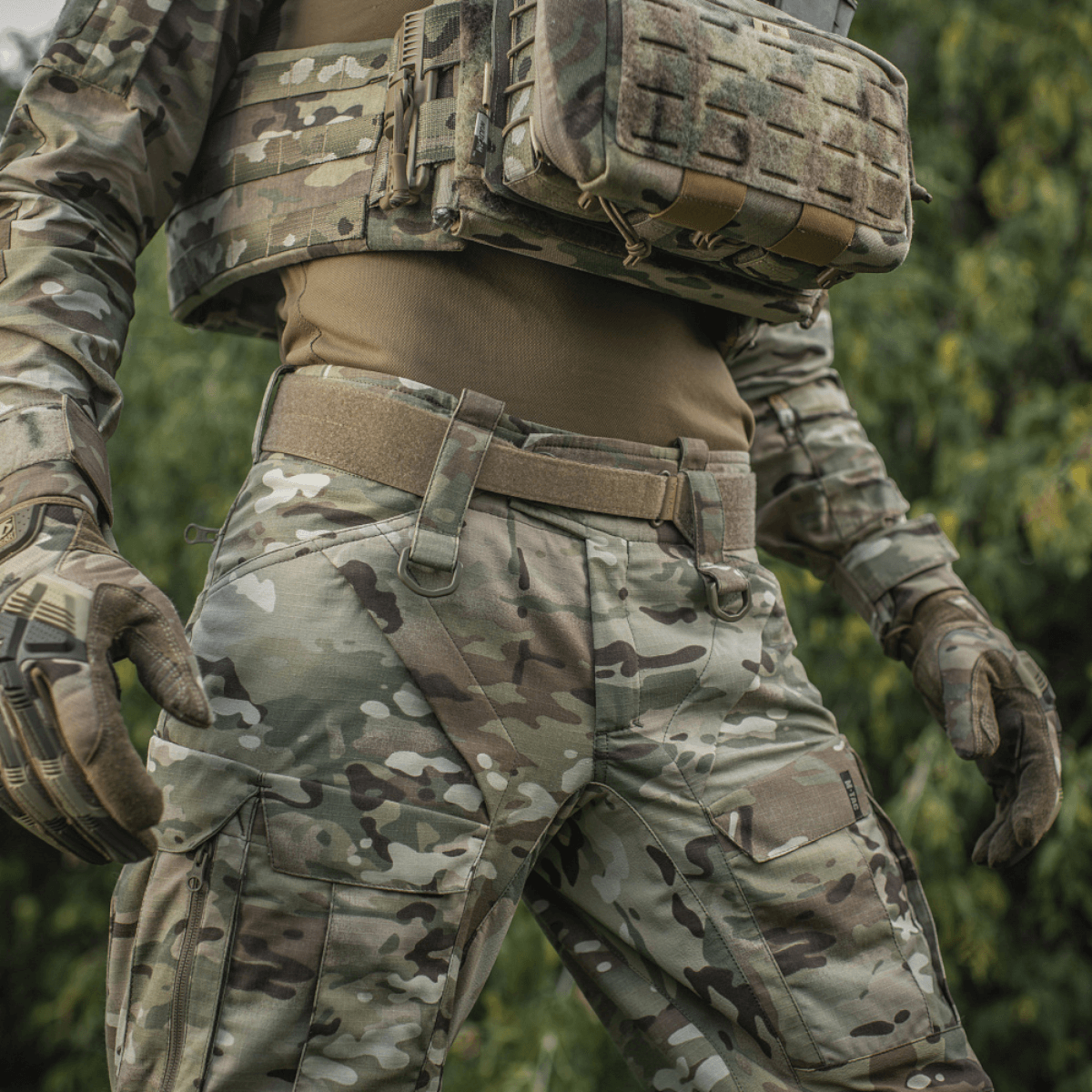 M-Tac Tiger Bælte Cobra Buckle i brug på taktisk camouflageuniform, ideel til transport af udstyr. Perfekt til militær og taktisk anvendelse.